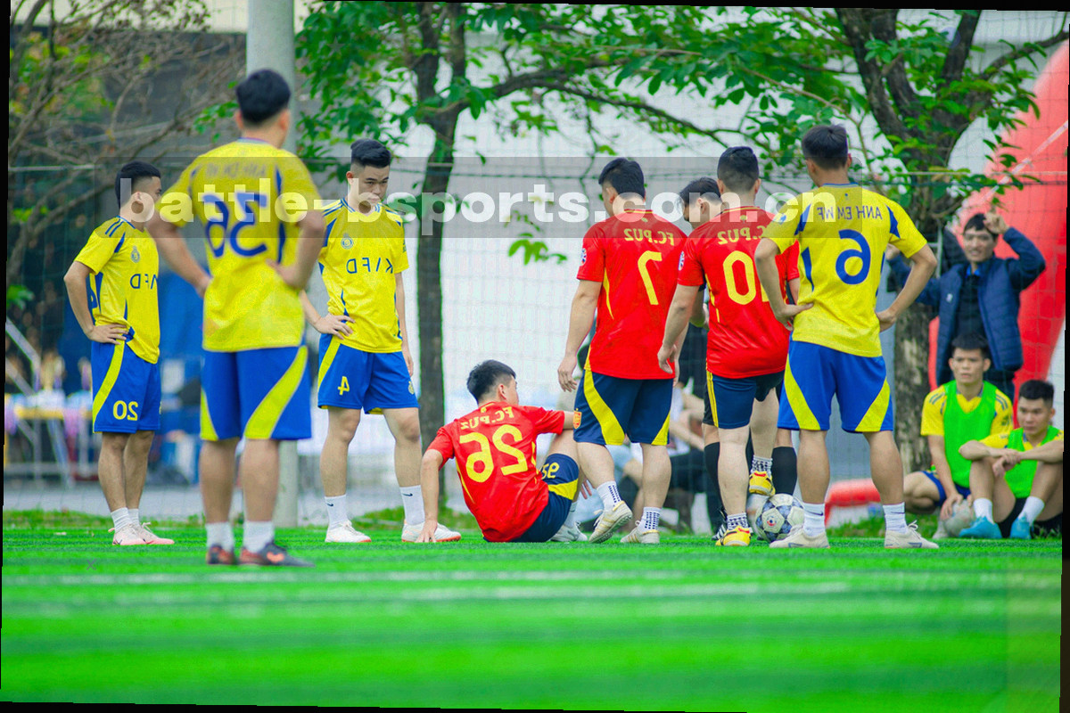 斜切构图的夜间看台灯光，作为比分条背景纹理